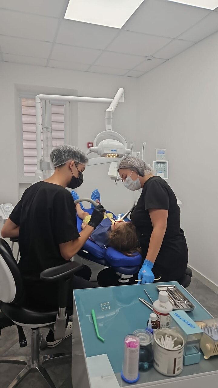 Врач и ассистент клиники Estetica во время приёма
