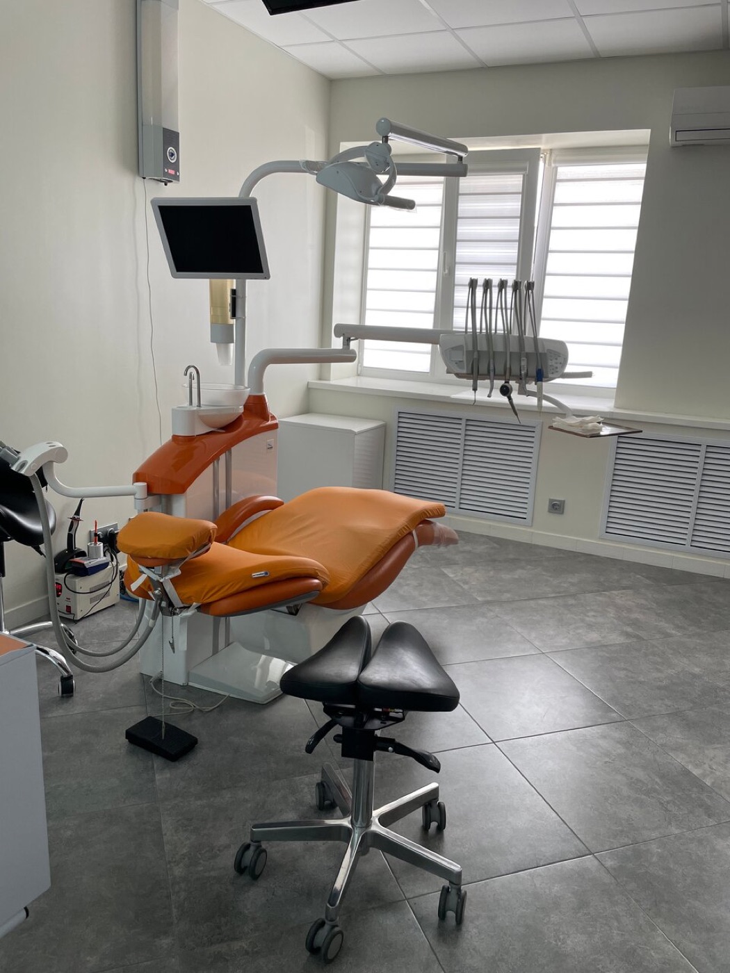Кабинет клиники Estetica у окна